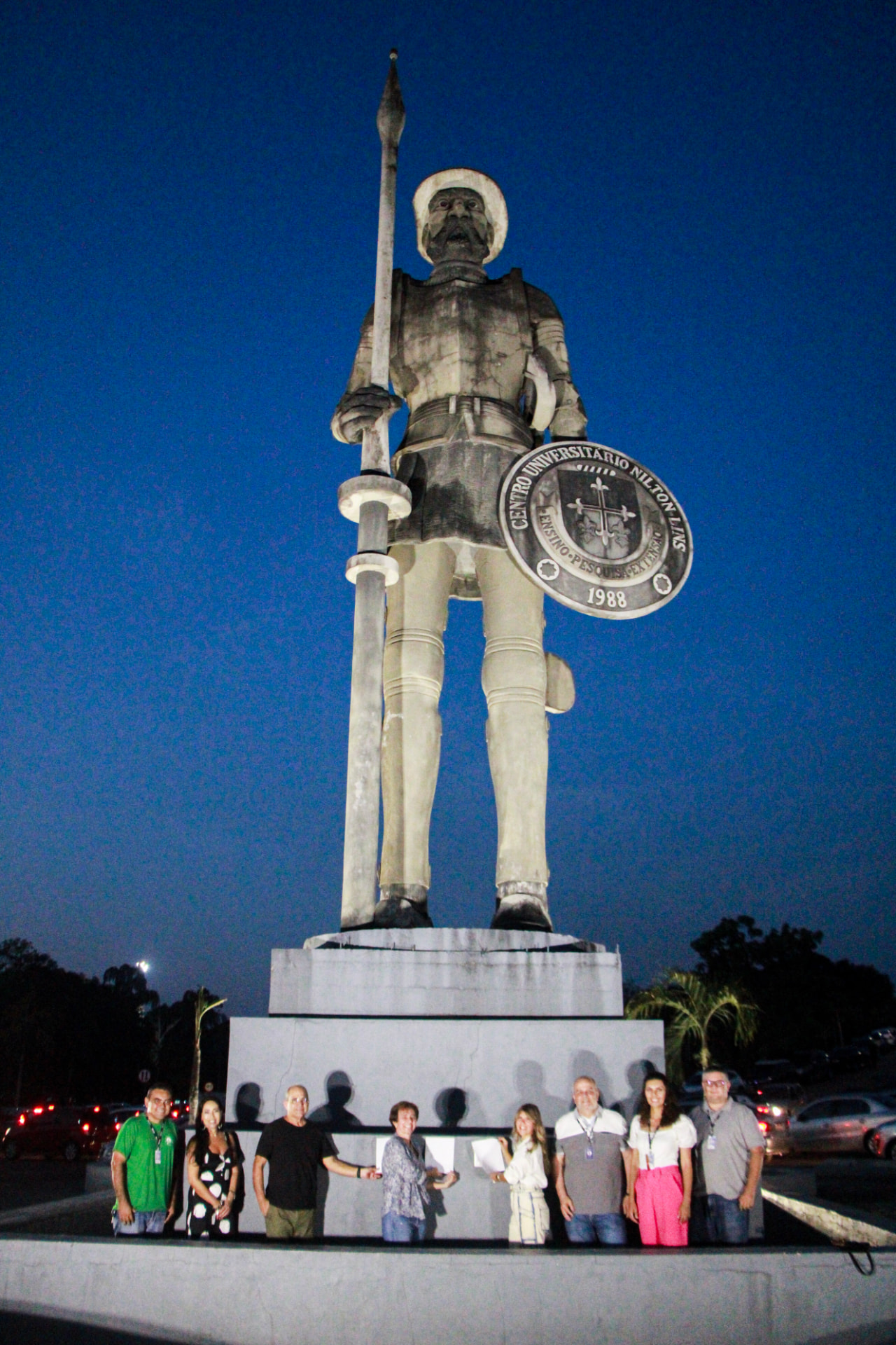 Equipe organizadora no monumento