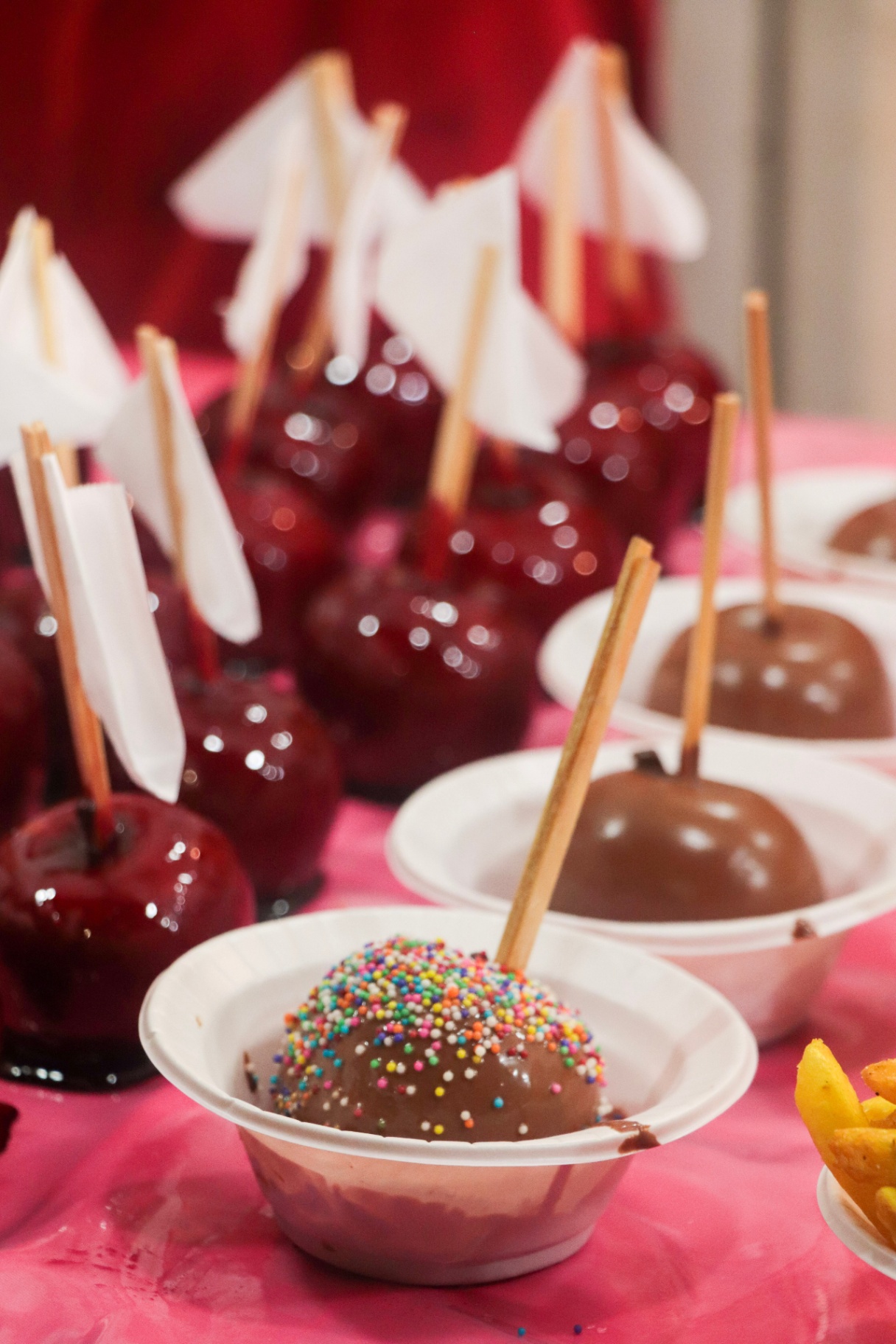 Maçãs do amor e doces típicos