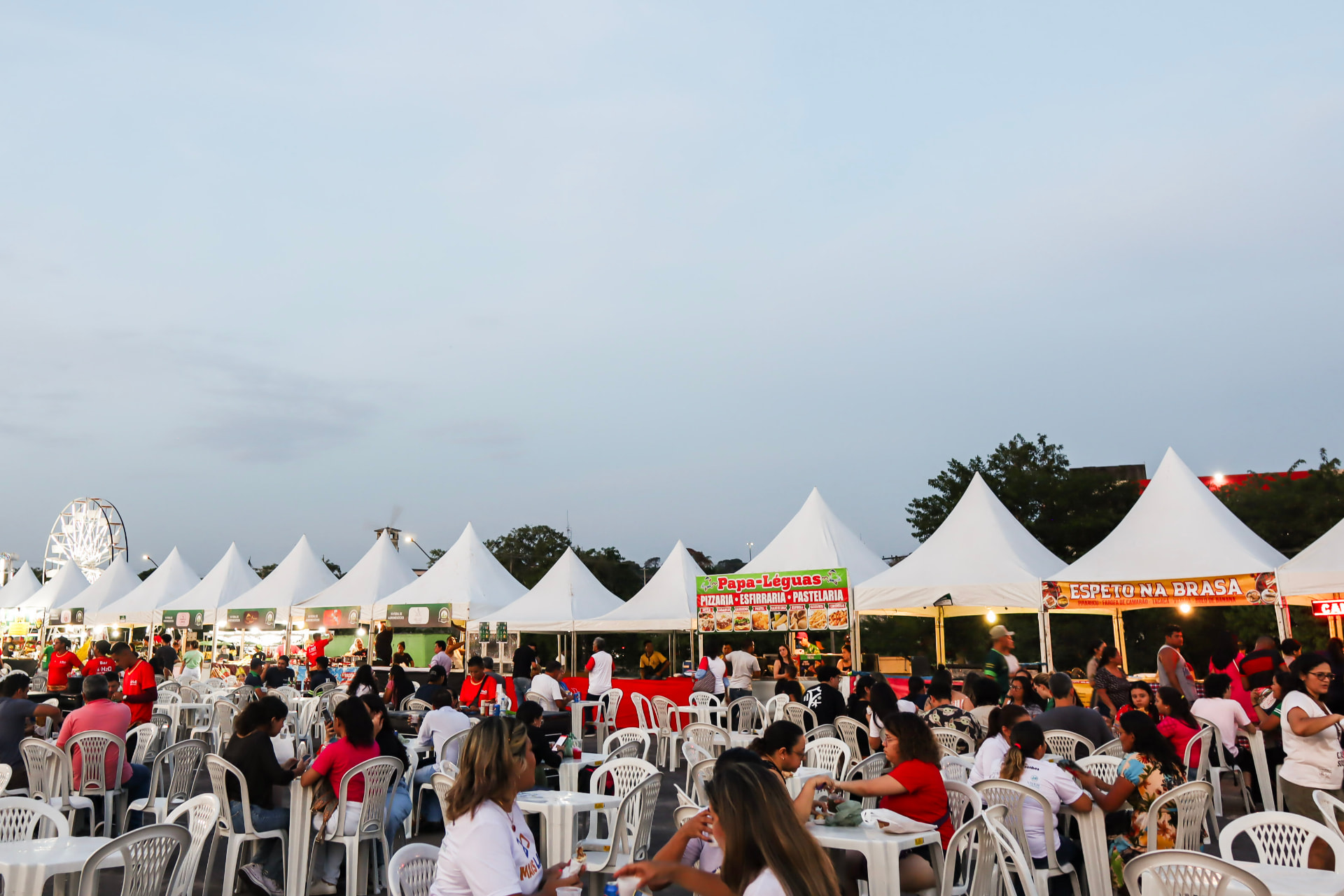 Praça de alimentação no fim da tarde