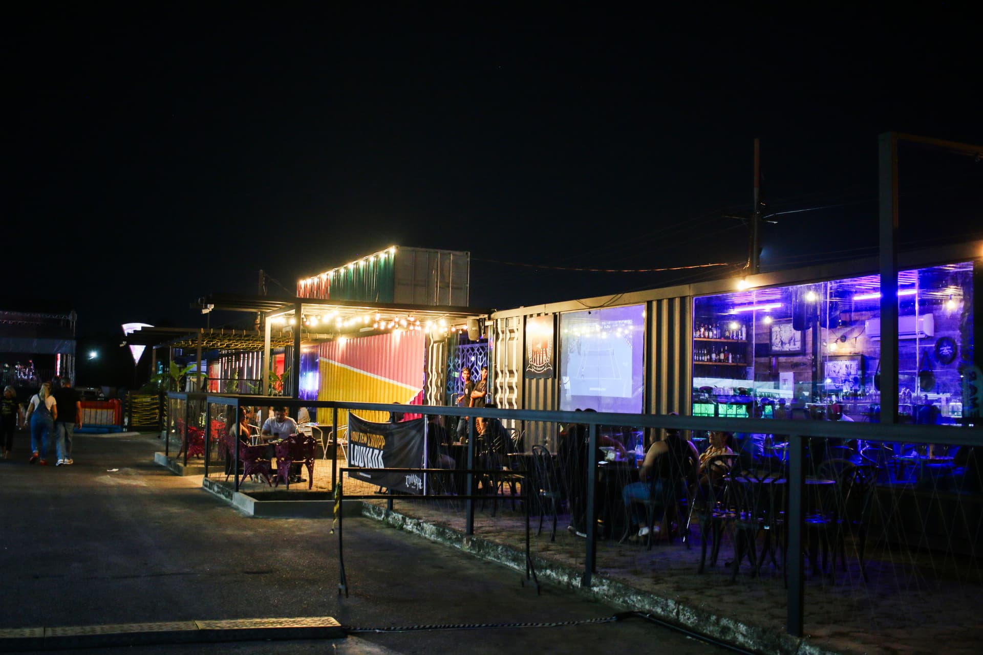 Espaço gastronômico em contêineres
