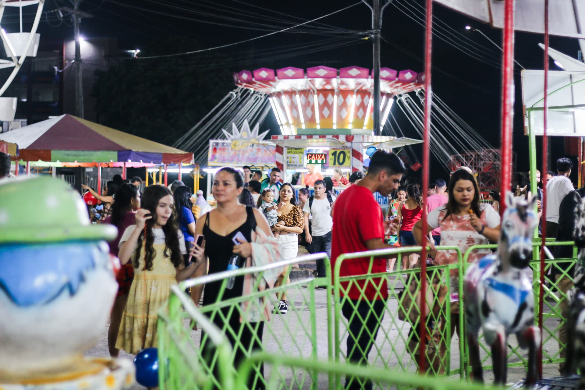 Parque de diversões lotado