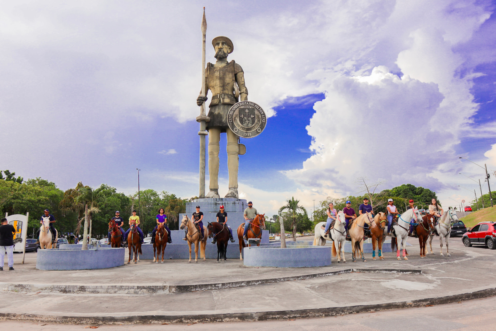 Cavalgada no monumento do campus