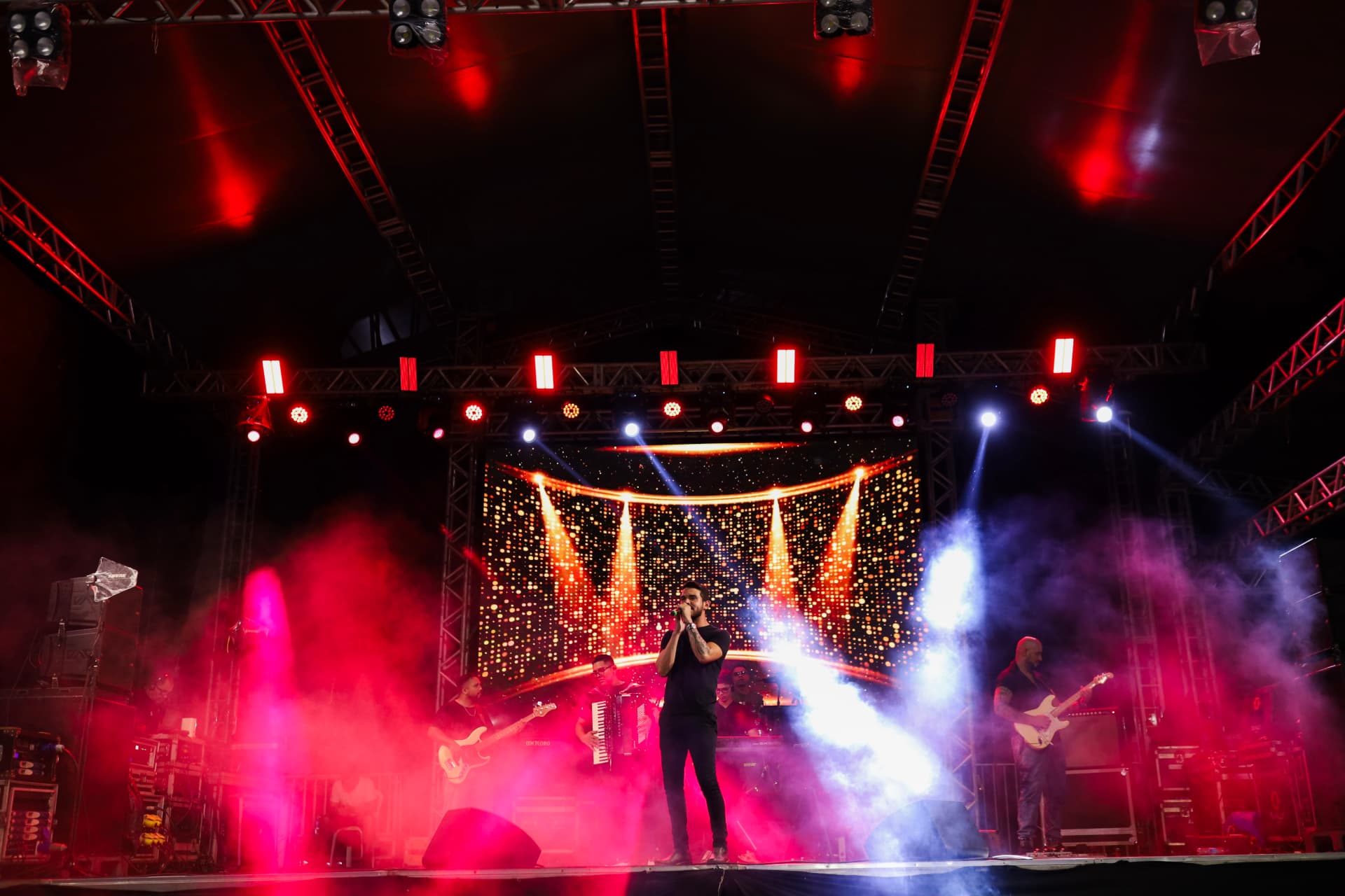 Noite de shows no palco principal