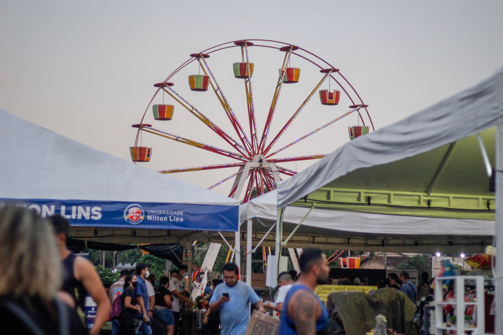 Roda-gigante e tendas da feira