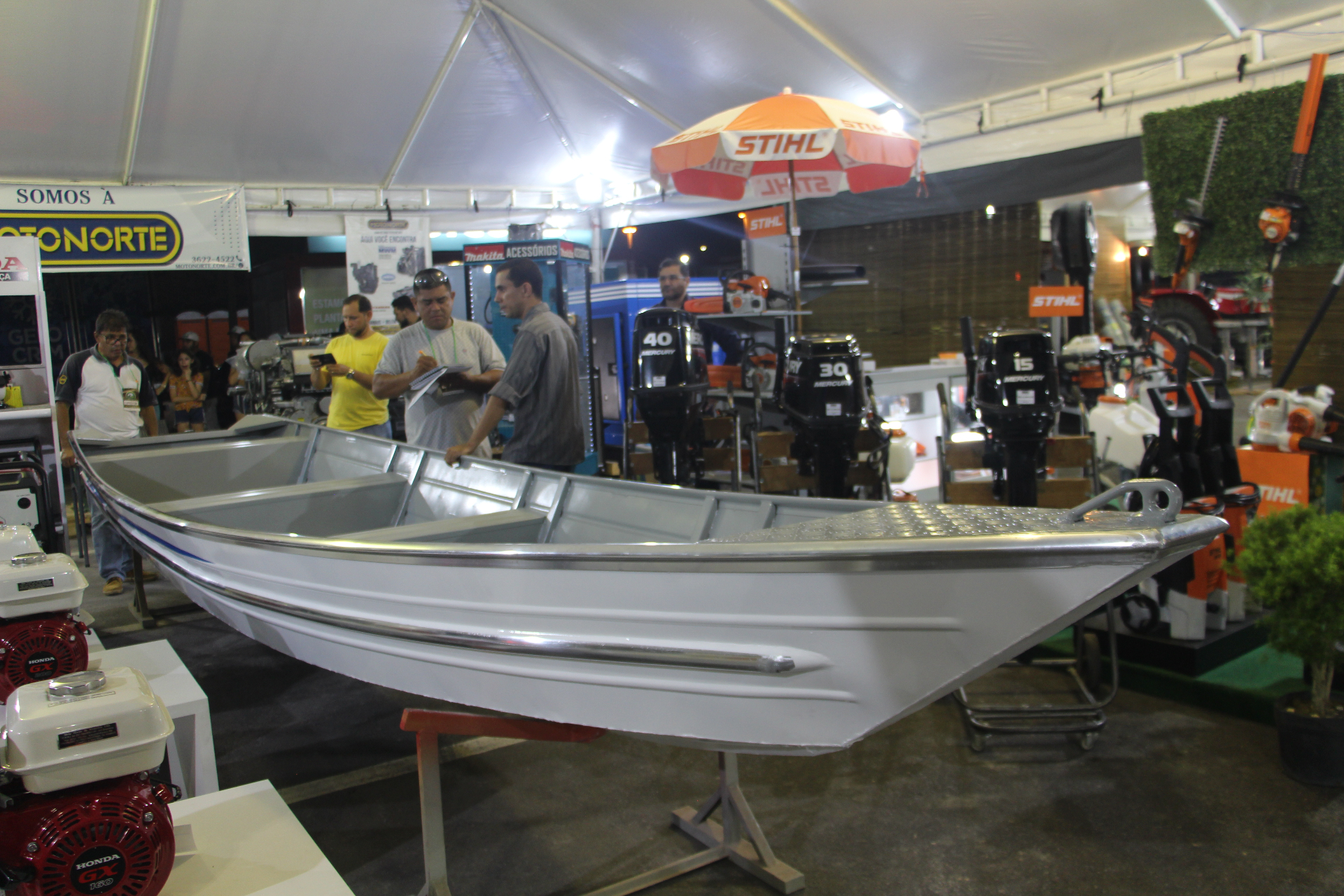 Stand de motores e embarcações