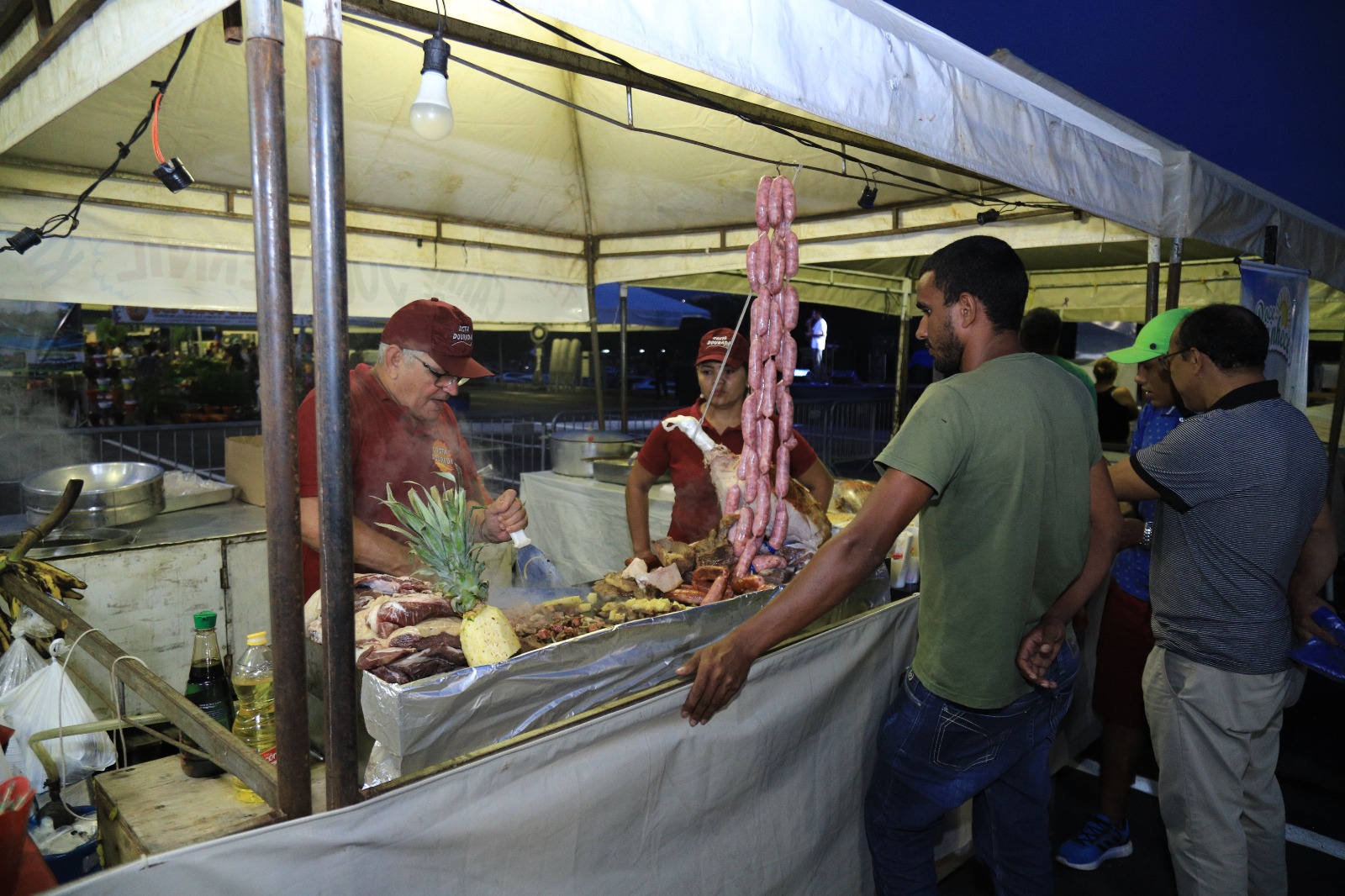 Praça de alimentação típica