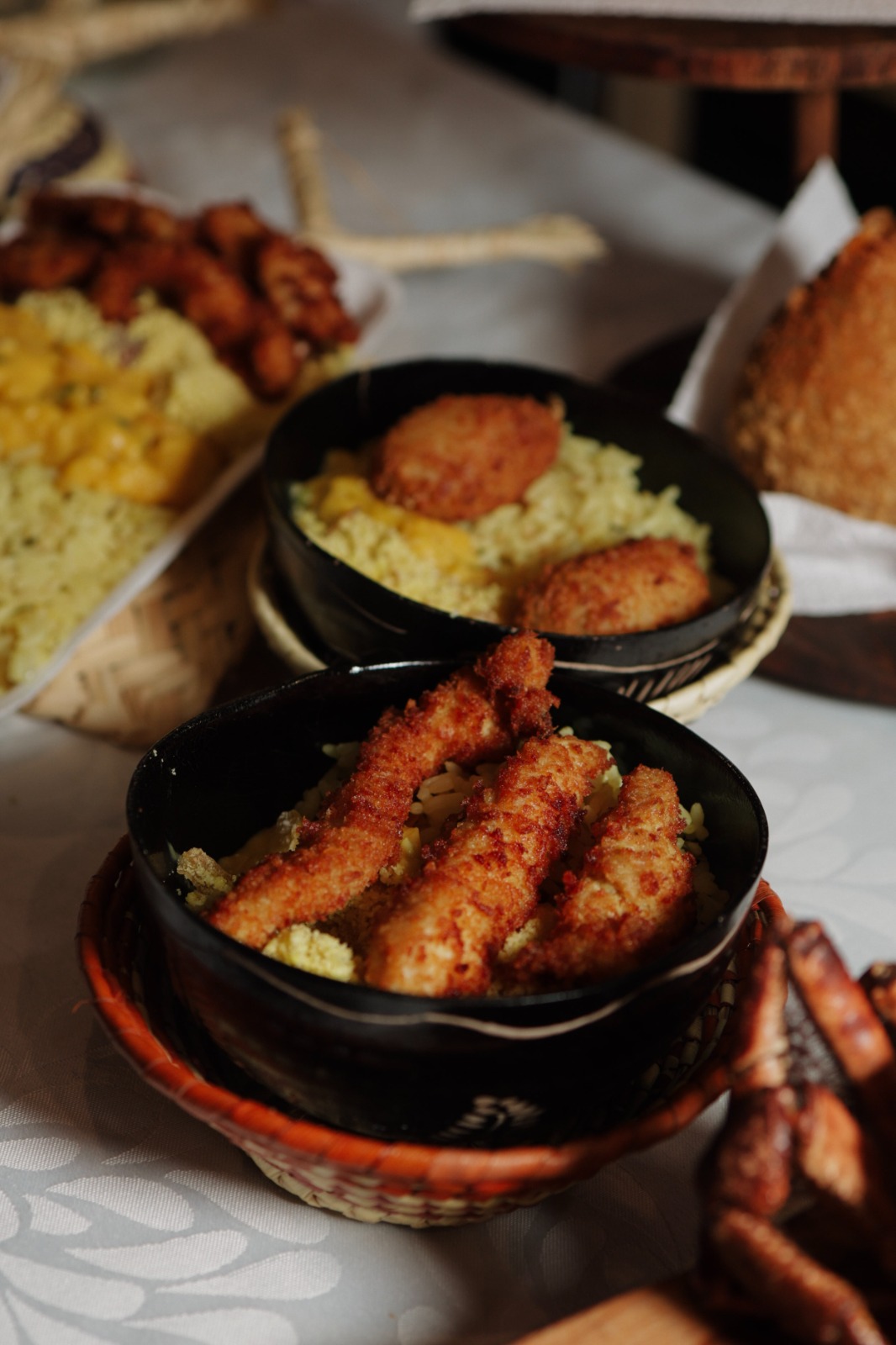 Tigelas com comidas típicas amazônicas servidas em cuias artesanais